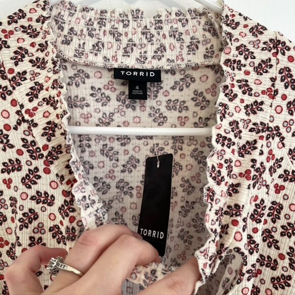 NEW NWT TORRID 4 Plus Size Textured Jersey Choker Neck Smocked Bottom Top Floral - Picture 7 of 15